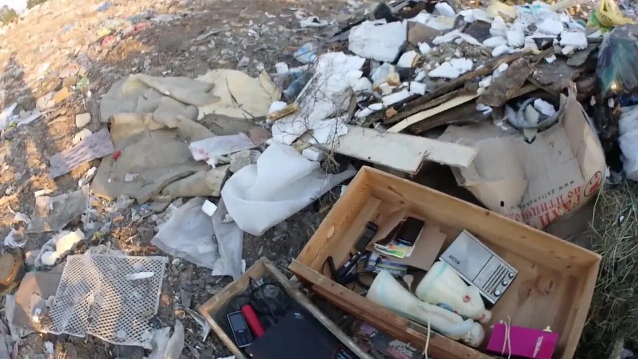 Свалка. Свалка электроники. Находки с мусорки свалки. Что находят на свалках. Что находят на свалках.