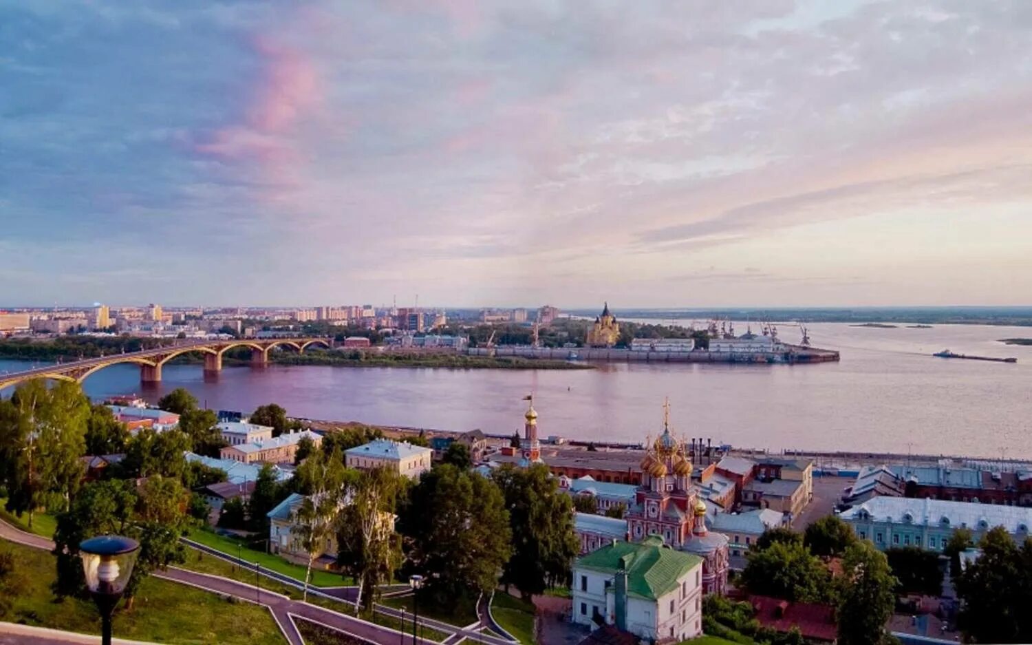 Волга видео нижний. Река Волга Нижний Новгород. Река Волга стрелка Нижний Новгород. Стрелка Оки и Волги в Нижнем Новгороде. Набережная Федоровского Нижний Новгород.