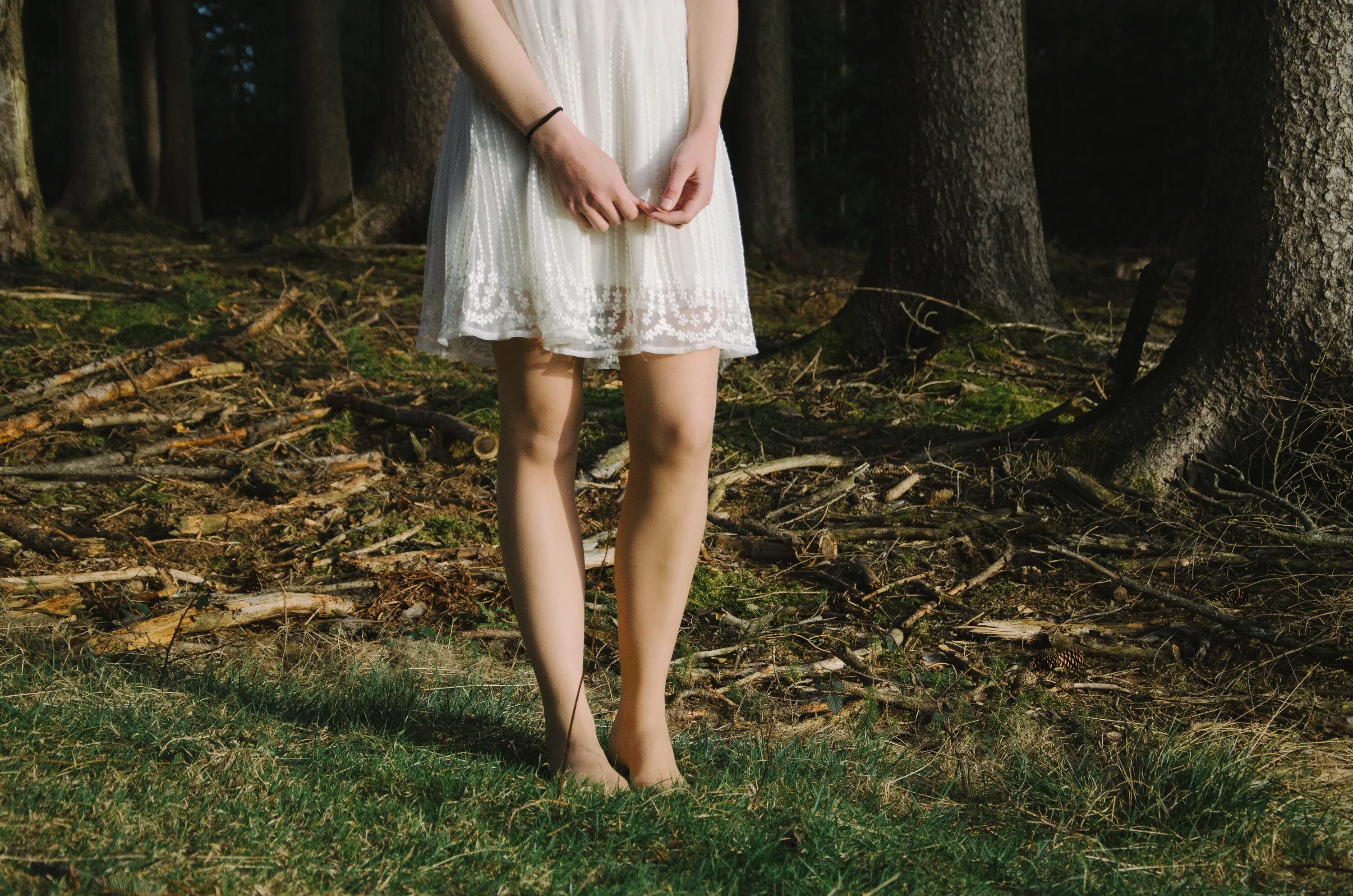 Ноги женщин выше колен. Босиком в лесу. Босая в платье. Босые девушки в лесу. Девочка в лесу.