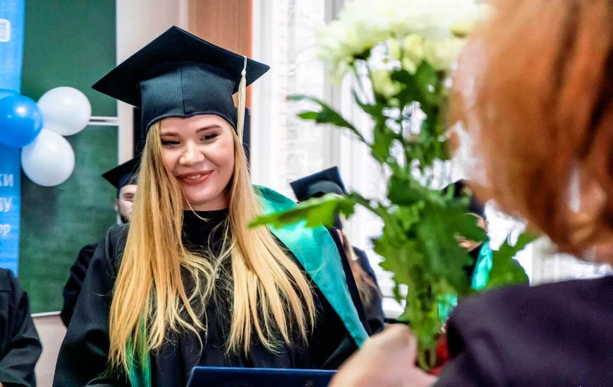 Учащиеся студенты. Трудоустройство молодежи. Учеба в иностранном вузе. Приглашаем на работу студентов. Молодые работники.