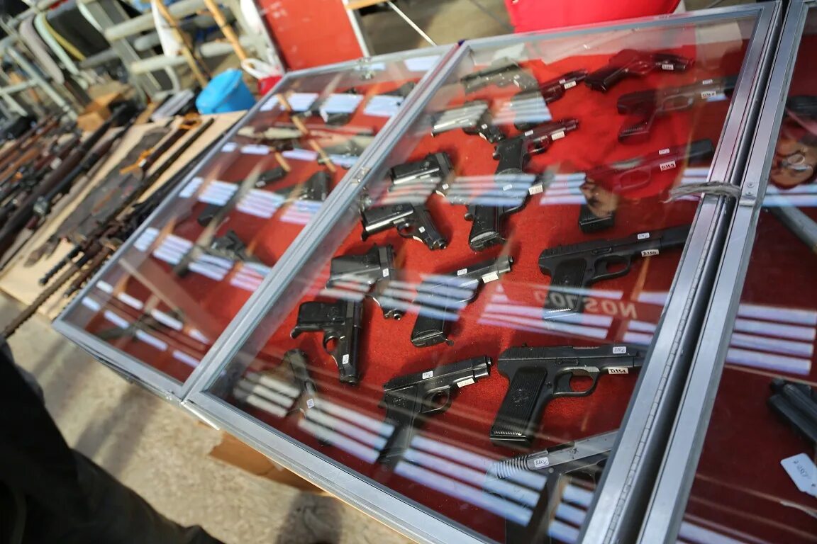 Оружейный рынок в Бельгии. Черный рынок оружия в Москве. Оружейный магазин черный рынок. Рынок Вернисаж в Измайлово оружие. Черный рынок магазин