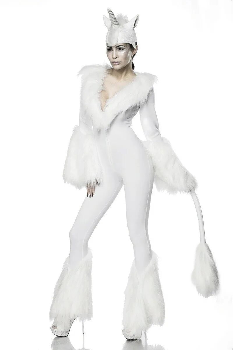 Костюм белой кошки. Костюм БЕЛОИ Кош ки. Маскарадные костюмы белые. Маскарадный костюм белый женский. Белые карнавальные костюмы