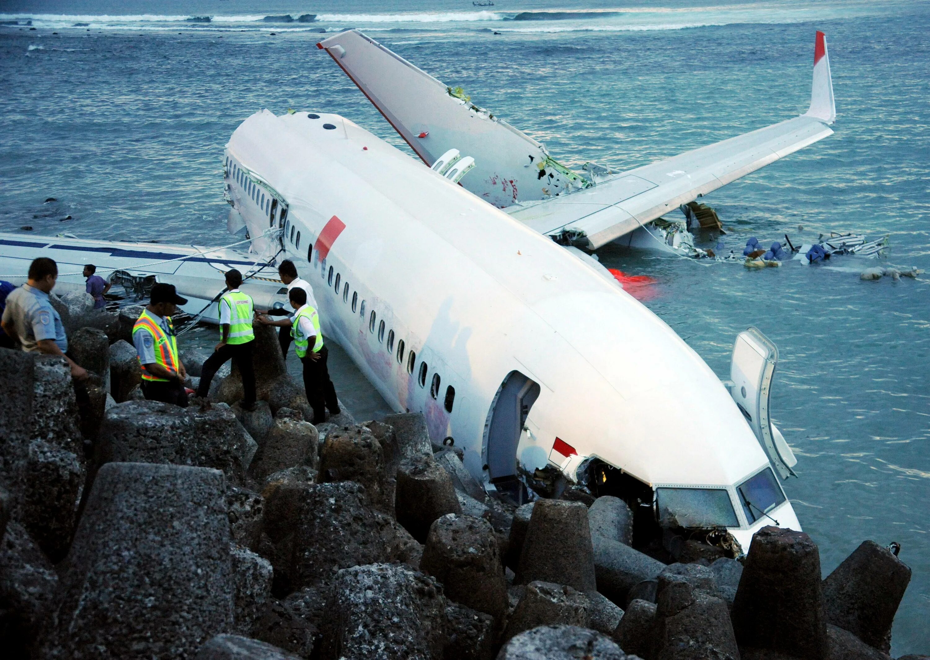 Какой самолет упал в море. Боинг 737 авиакатастрофа. 737 Макс Индонезия катастрофа. Лион Эйр катастрофа.