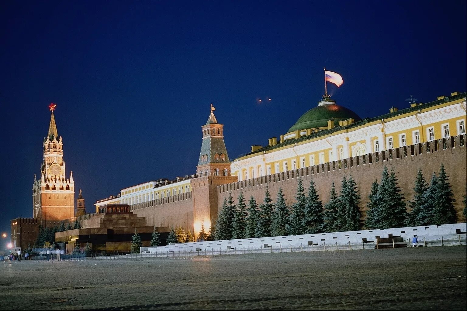 Дом правительства в Кремле Москва. Минск Кремль. Московский Кремль флаг СССР. Красная площадь Российской Федерации.