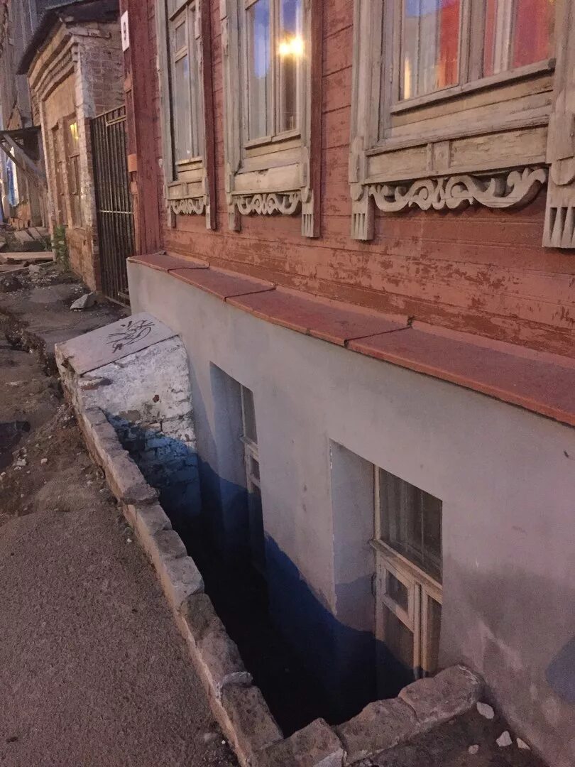 Засыпанные первые этажи. Здание политехнического музея в москве откопали. Политехнический музей в москве раскопки. Закопанные первые этажи зданий спб. Омск музей врубеля закопанный.
