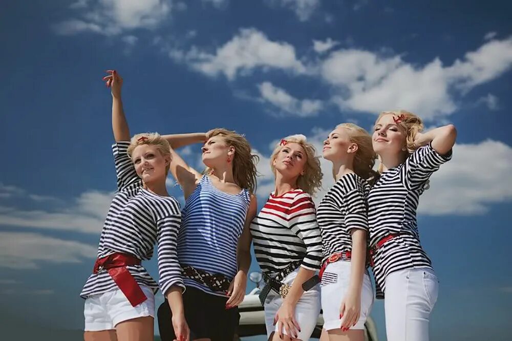 Герои книг в тельняшках. Красивый матрос. Герои книг в тельняшках. Образы с тельняшкой для девушек. Художник примитивист губарев валентин.