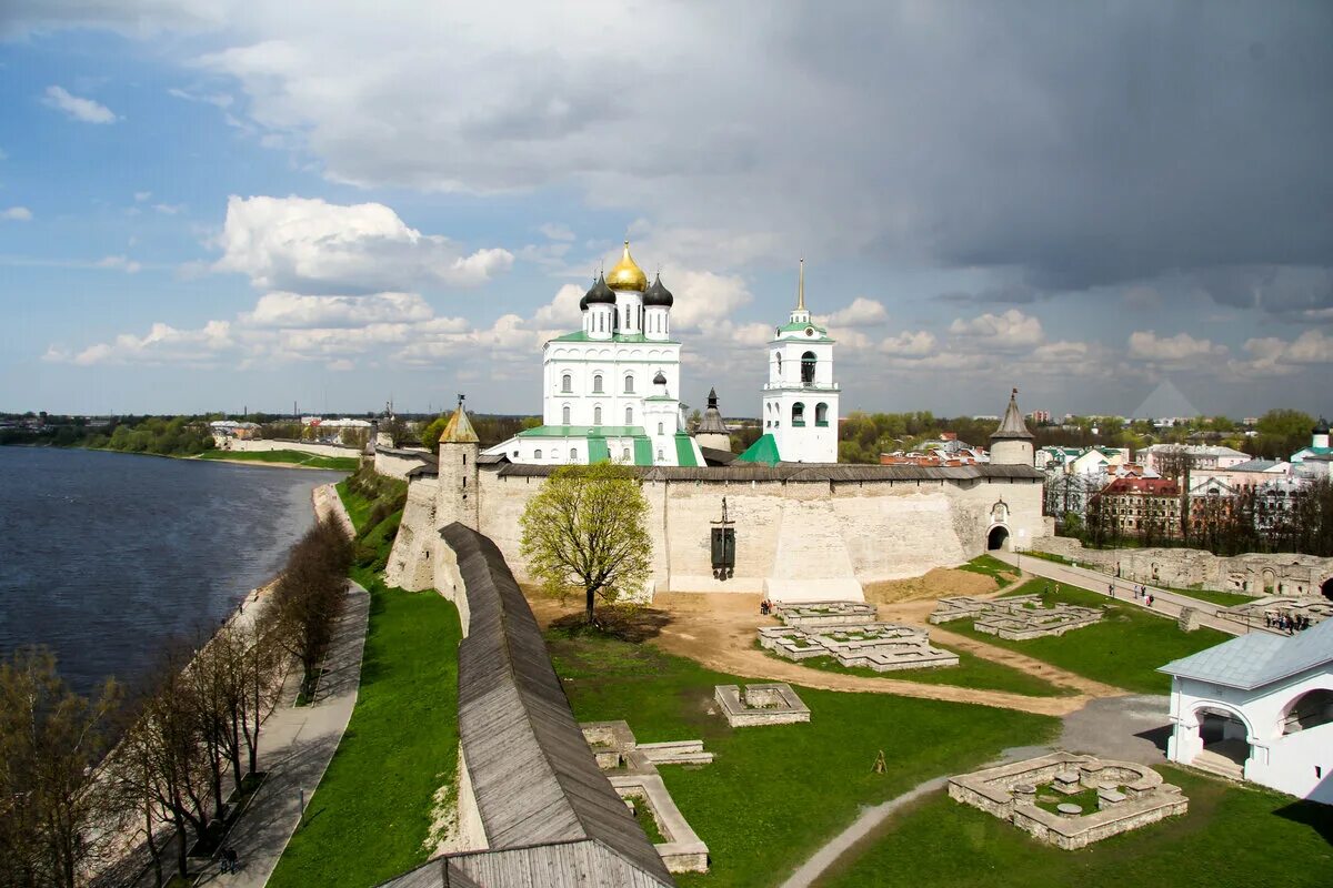 Группа город псков. Псковский Кремль кром. Псковский Кремль Псков. Псковский кром Псков.