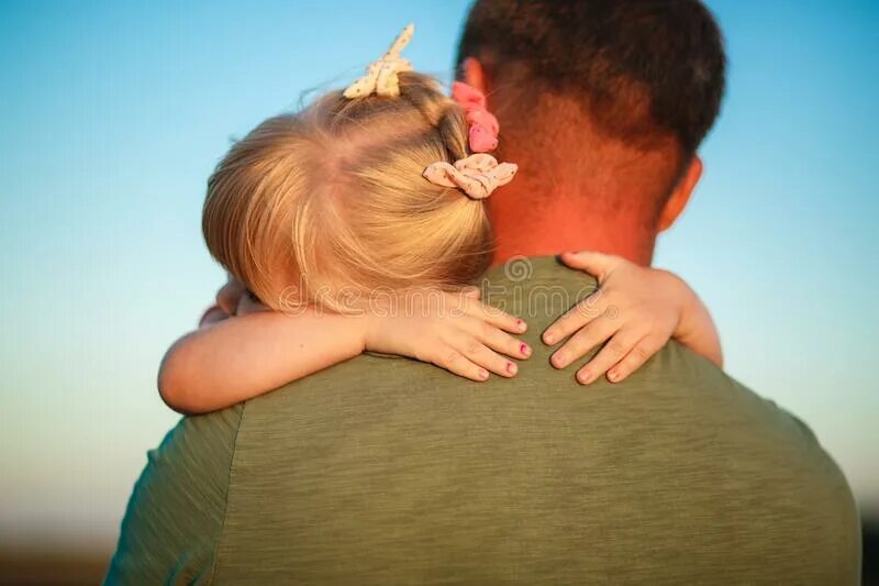 Трогательные объятия. Dad give me. Dad said. Счастливый папа. Ace family.