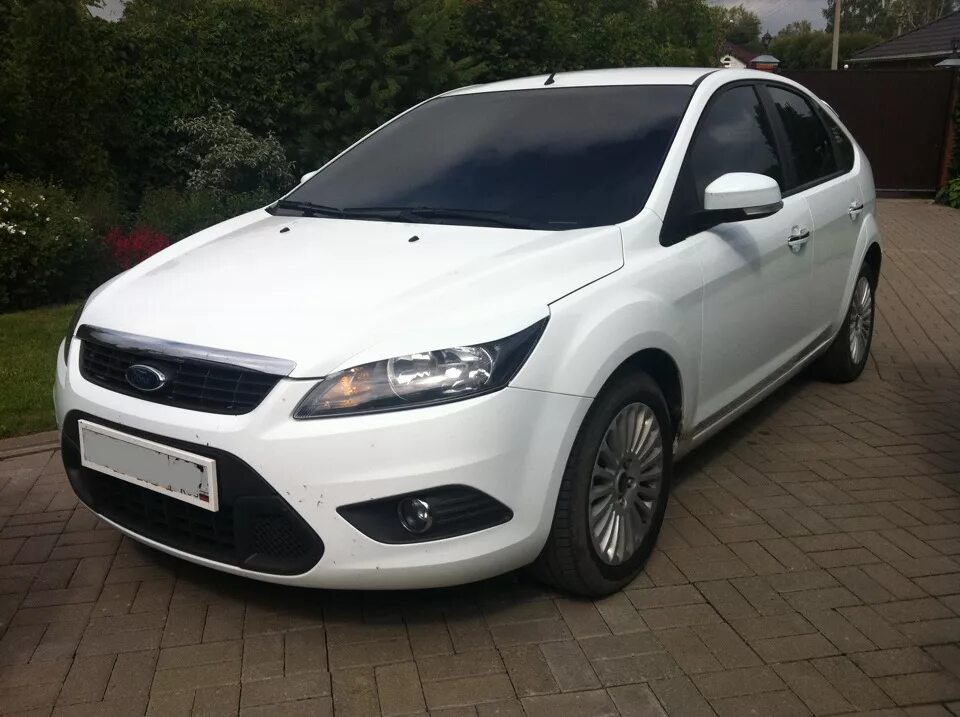 Ford Focus 2 белый тонированный. Белый тонированный Форд фокус 2 седан. Тонированный белый Форд фокус 2 хэтчбек. Форд фокус 2 Рестайлинг белый тонированный. Авито форд купить ставропольский край