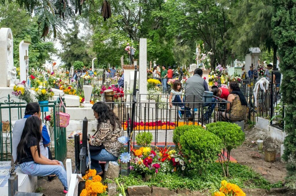 Пасха кладбище. Радуница на кладбище. кладбище в поминальные дни в молдове и приднестровье. родительский день на кладбище. пасха на кладбище.