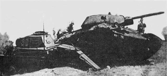 Т-34 курская битва. Т-34 таранит немецкий танк. Битва прохоровка крупнейшее танковое сражение. Курская дуга битва под прохоровкой. Подбитый кв-1.