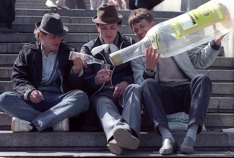 два бомжа спят друг на друге. трое пьяных идут домой. трое пьяных мужчин. трое пьяных мужчин. трое пьяных мужчин.