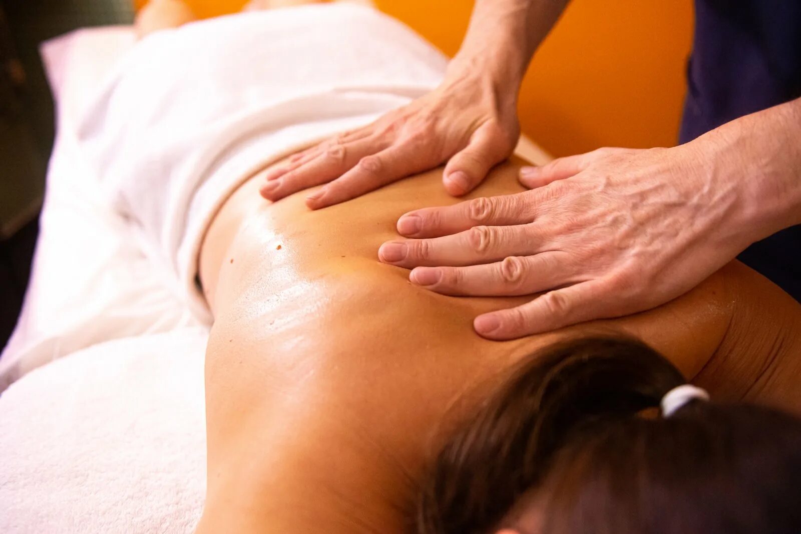 Массаж спины картинки. Релакс массаж. Акция на массаж. Расслабляющий массаж картинки. Массаж спины.