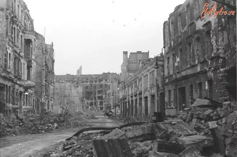 Разрушенные дома войной. Берлин Шпрее 1945. Фридрихштрассе Берлин 1945. Берлин 1945 разрушенные здания. ВОВ Берлин 1945 руины.