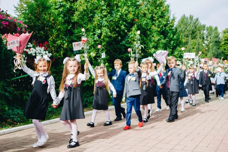 Разговоры 1 сентября. Первый звонок. Первый звонок в школе. Линейка в школе первый звонок. Беларусь 1 сентября линейка.