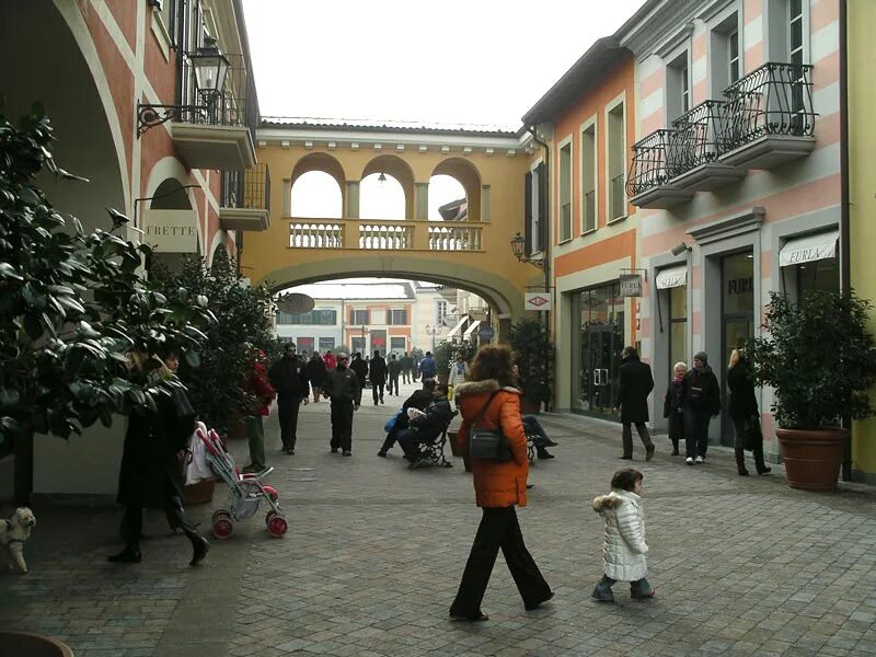 Serravalle outlet. Серравалле Италия. Серравалле Скривия. Серравалле аутлет.