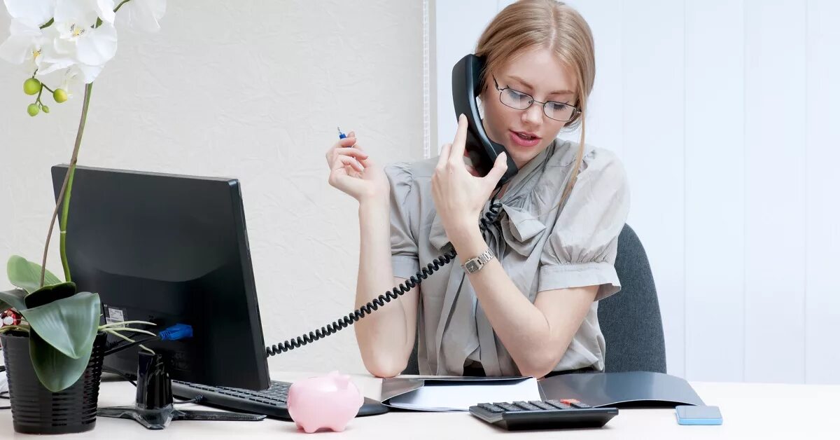 Умная женщина в костюме и с папкой. Оператор колл центра. Колл центр. Женщина с бумагами. Деловой телефонный разговор.