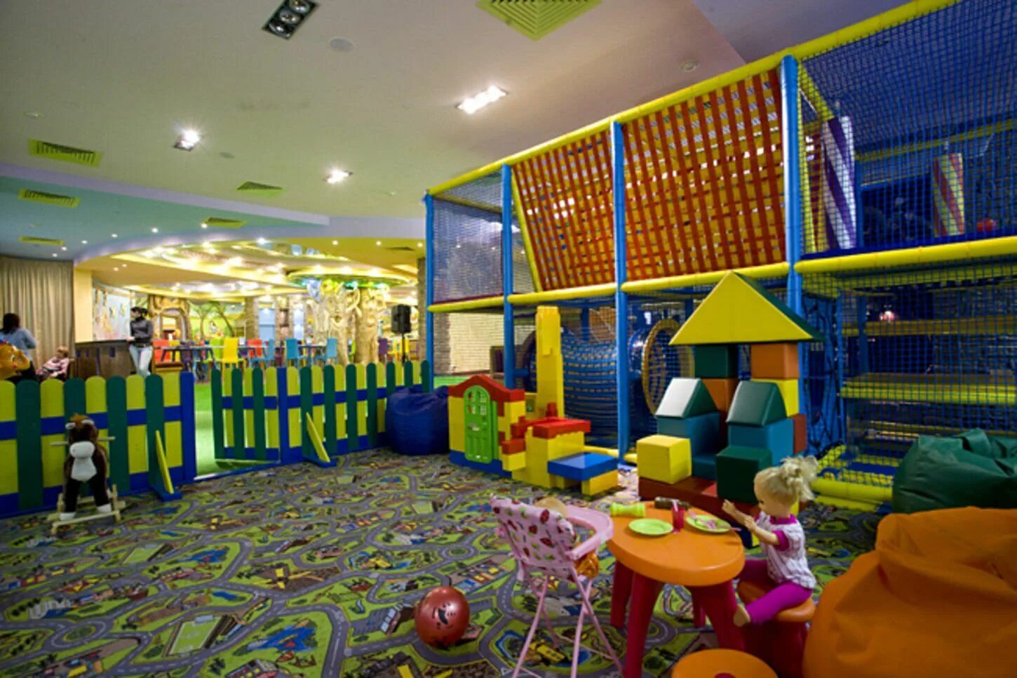 Ковров куда сходить с ребенком. Детский развлекательный центр с кафе. Развлекательные игры в детское кафе. Детские комнаты в ресторанах. Кафе с развлекательными играми для детей.