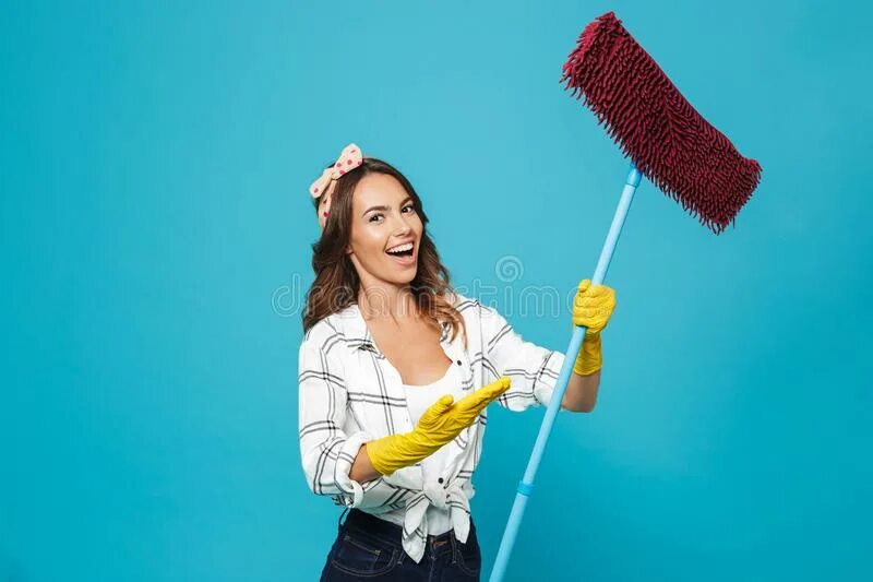 уборка. чистая кухня. девушка моющая посуду. моющие девушки женщины. уборка кухни.