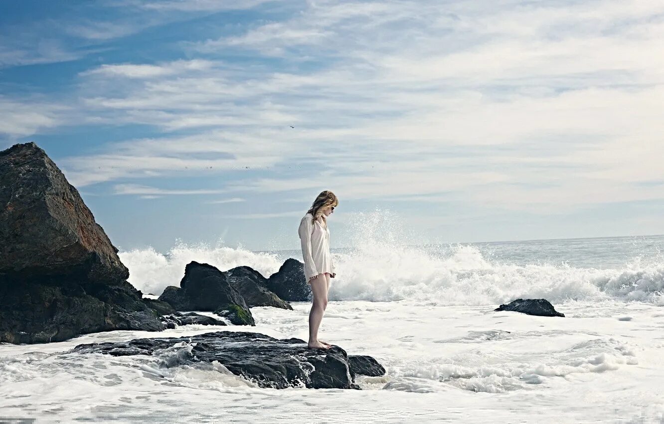 море жизни. море рядом слушать. девушка на камнях возле моря. брюнетка на море. люди на море.