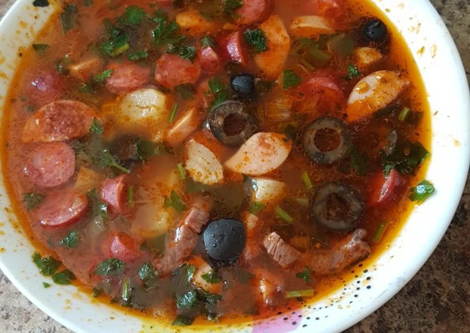 Солянка классическая фото. Солянка сборная мясная с картошкой и колбасой. Солянка сборная с колбасой и картошкой. Солянка сборная мясная с картошкой. Солянка домашняя с картошкой.
