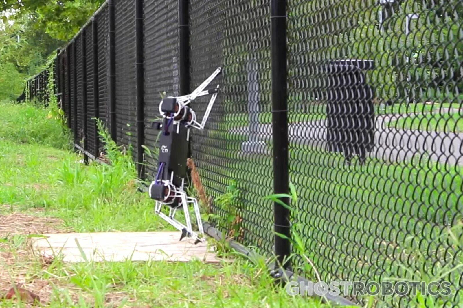 можно ли перелезать через заборы. забор между участками. алексей щербаков перелазит через забор. можно ли перелезать через заборы. можно ли перелезать через заборы.