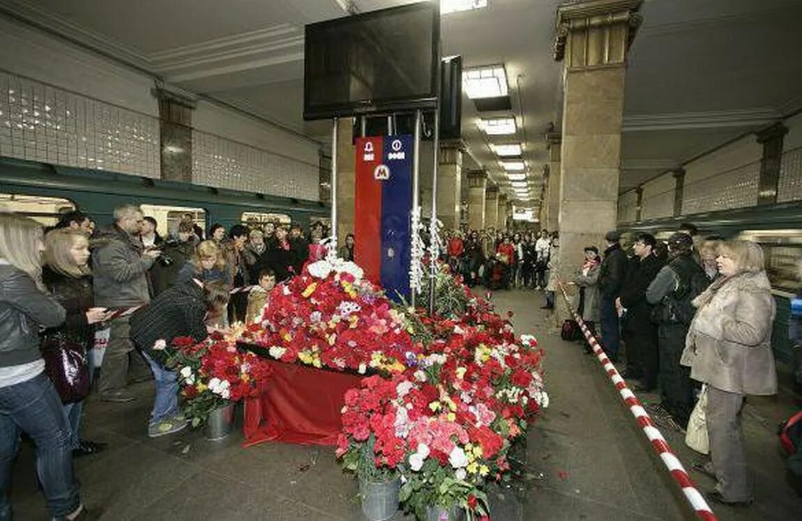 Дата взрыва в метро. Теракт в метро 2010 лубянка. теракты в метро 2010 парк культуры и лубянка. теракт в московском метро 2010 парк культуры.