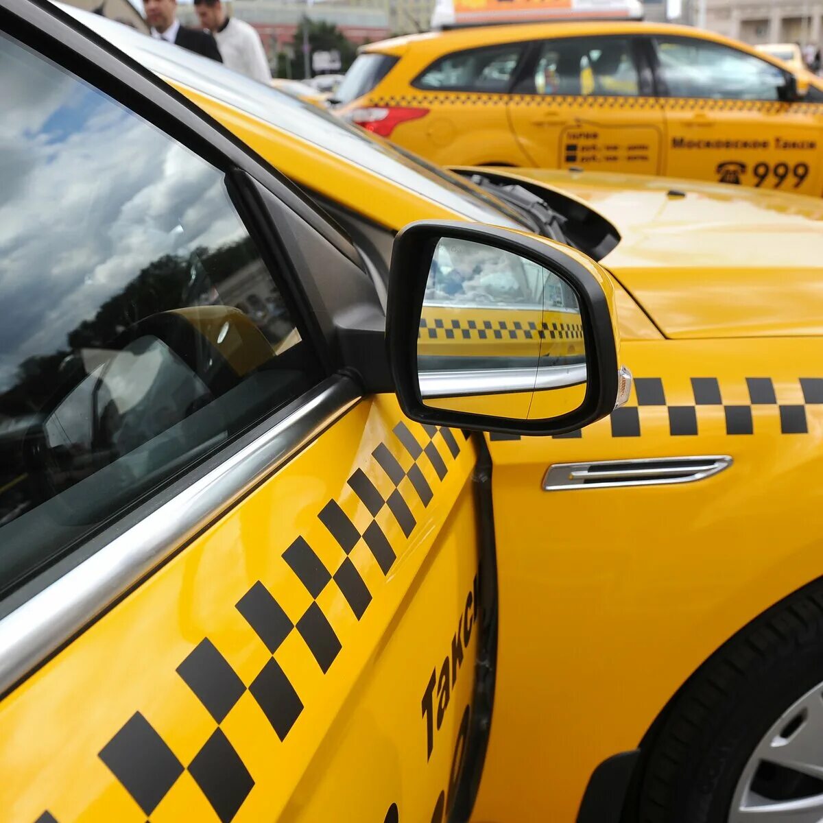 Машина "такси". Автомобиль «такси». Автопарк такси. Таха машина. Яндекс такси фото.
