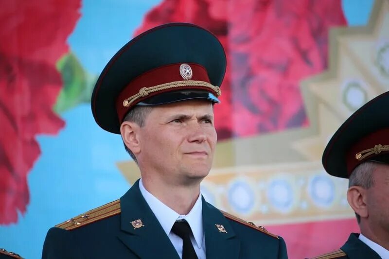 Росгвардия парадная. Парадная форма офицеров росгвардии. офицерская форма росгвардии. офицер росгвардии. парадная фуражка офицера росгвардии.