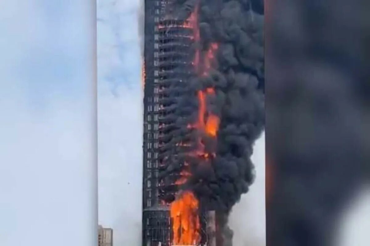 Здание горит. Пожар в небоскребе. Пожар небоскреба в Китае. Гигантский пожар. Теле2 сгорели минуты