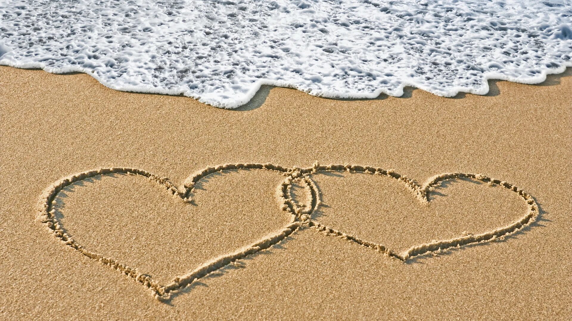 Море слов легкое. Обои на рабочий стол любовь. Сердце на пляже. Сердечко на песке. Сердечко нарисованное на песке.