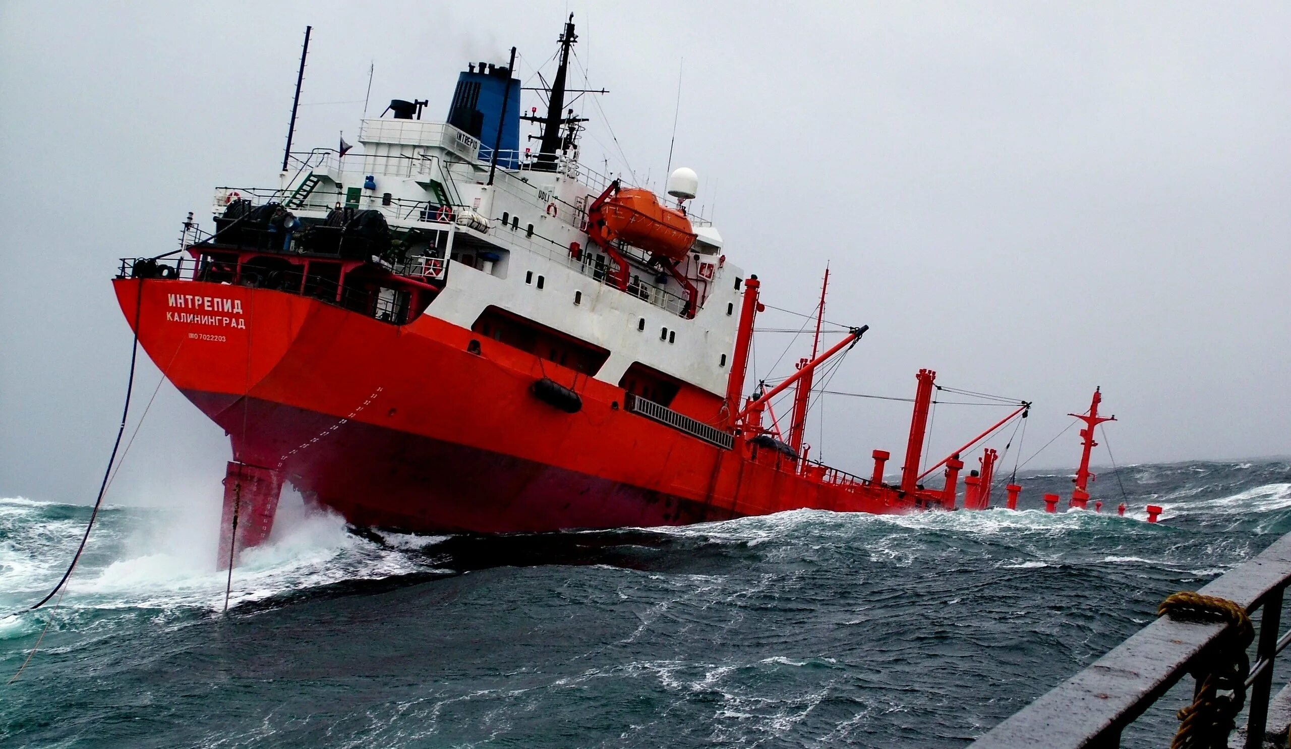 Судно т. Капитан климин судно. движение судов в море. морской транспорт шторм в море. тип рыболовного судна танкер.