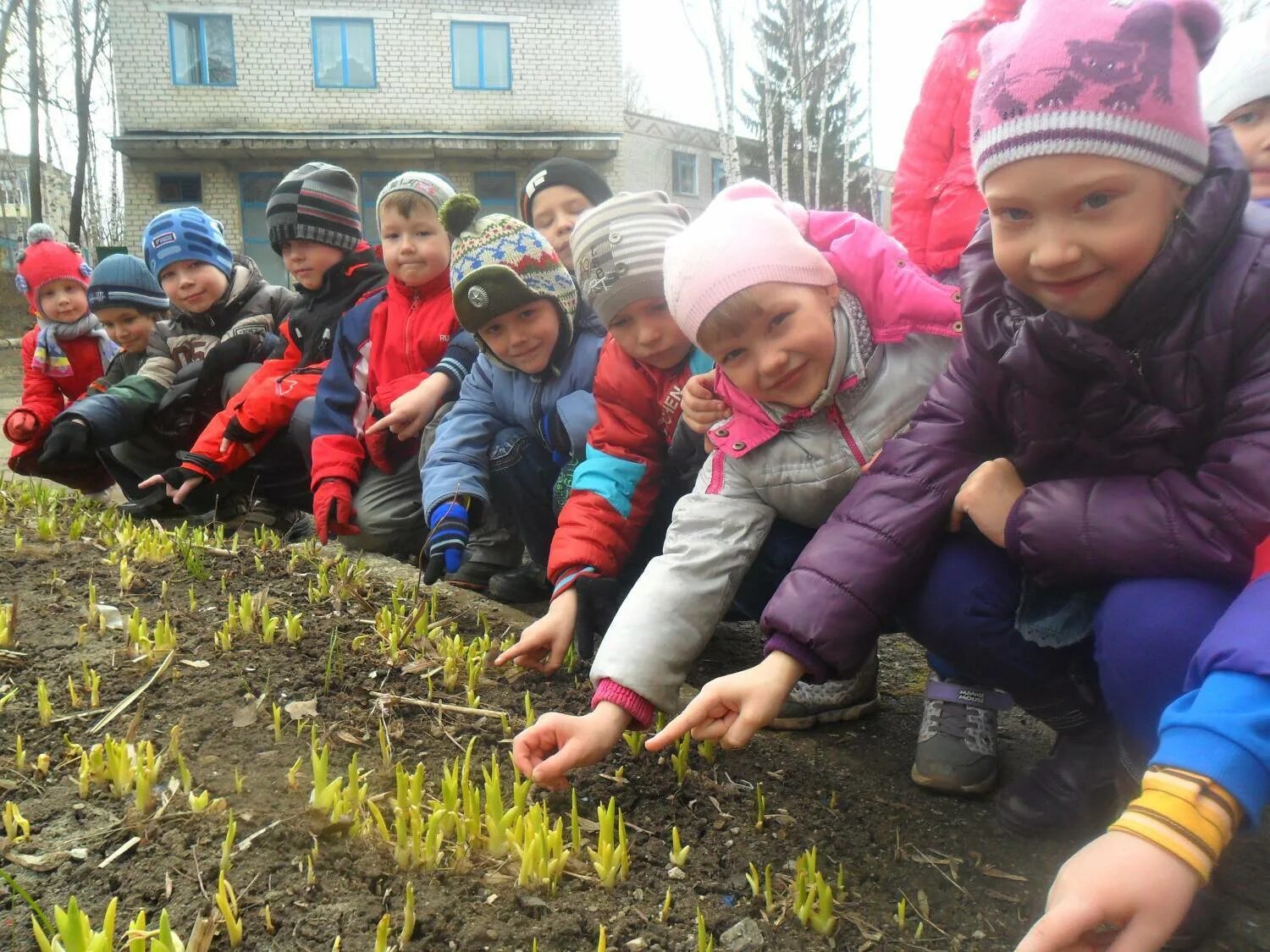 Весенняя прогулка в детском саду. Дошкольники на прогулке. Дети в детском саду. Дети на прогулке в детском саду. Дети на прогулке в ДОУ.