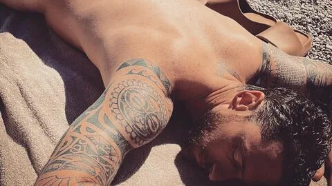 Claudio Marchisio completamente nudo sulla spiaggia.