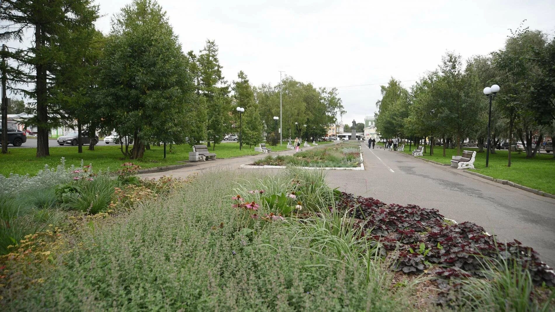 Аллея героев в краснодаре мариинский сквер. Увидеть на аллее. Аллея славы севастополь. Бендеры. Аллея звезд в перми.