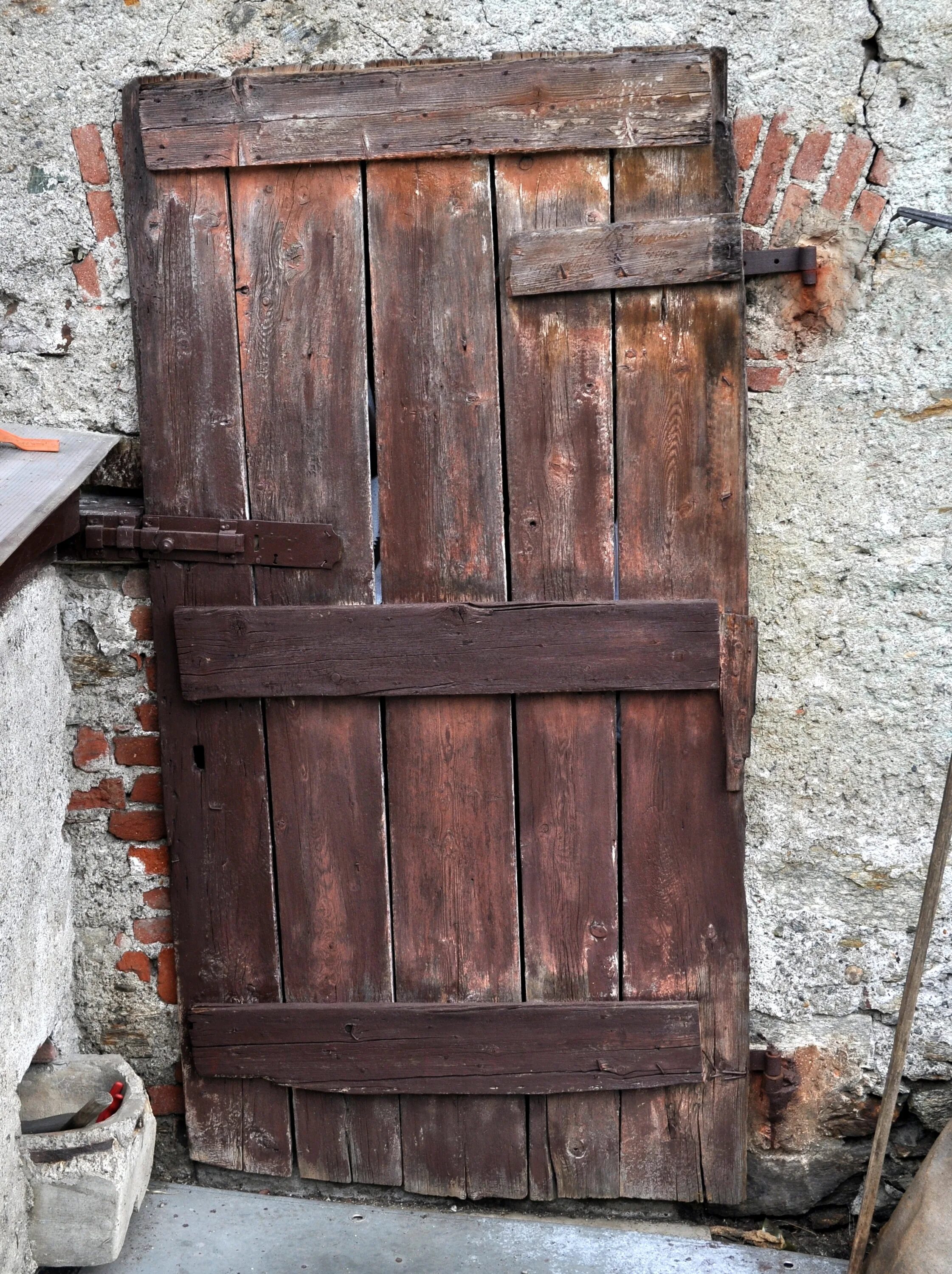 Двойная железная дверь раст. Деревянная дверь раст. Двойная деревянная дверь раст. Окно в стене под старину с дверью. Деревянная большая дверь раст.