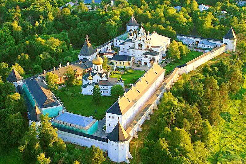 Куда сходить в звенигороде. Сторожевский монастырь в Звенигороде. Звенигород Саввино Сторожевский. Звенигород монастырь Саввы. Савино-Сторожевский монастырь, Звенигород.