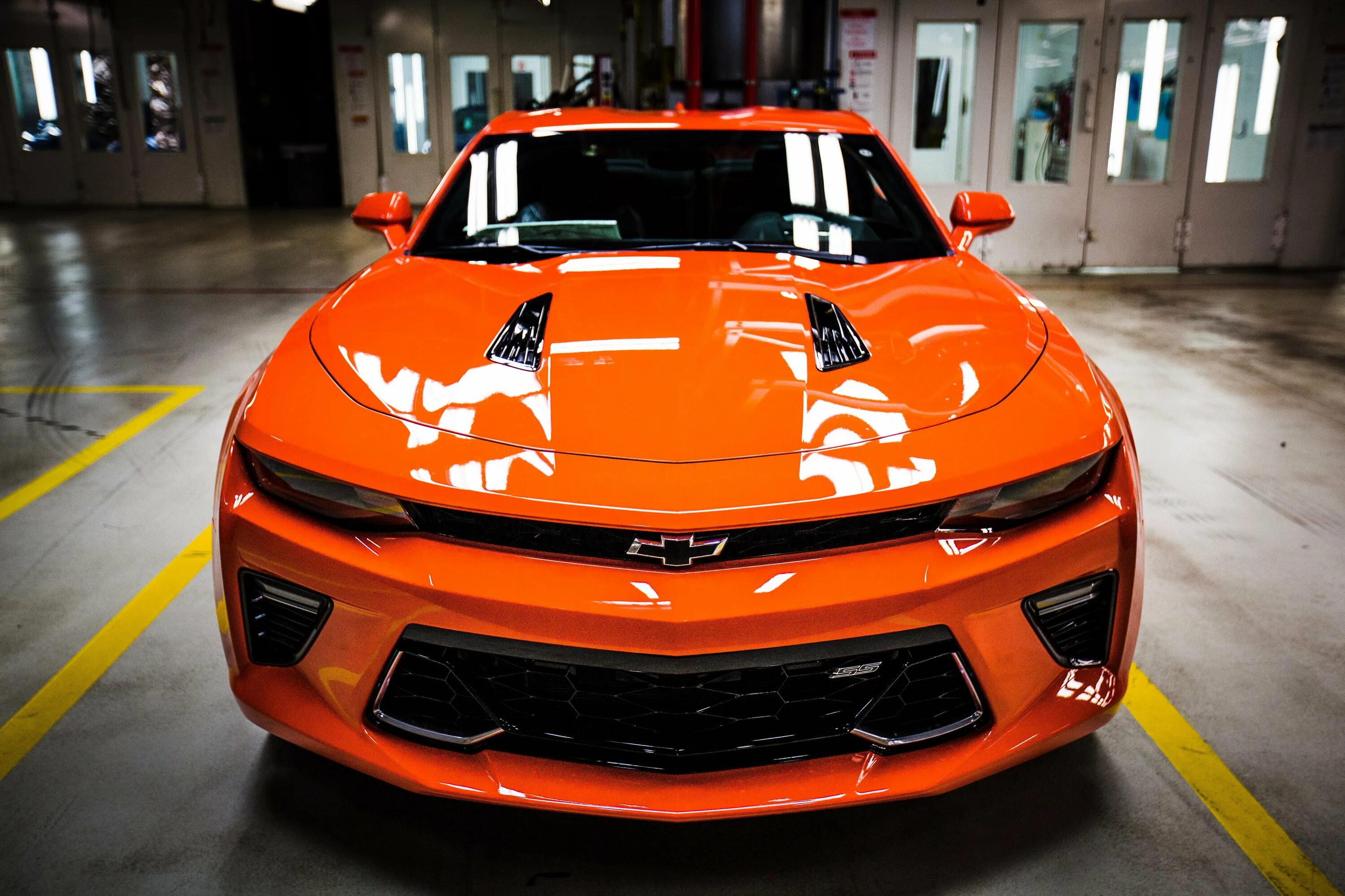 Включи оранжевый автомобиль. Шевроле Камаро 2020 оранжевая. Chevrolet Camaro 2020 оранжевый. Chevrolet Camaro оранжевый. Шевроле Камаро оранжевая.