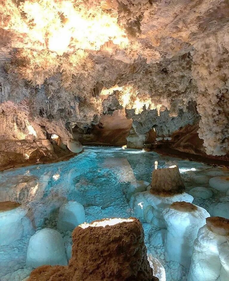 Украсить пещеру. Деревня в Испании Cuevas del agua. Туристические пещеры. Cuevas del agua туннель. Ватиканские гроты.