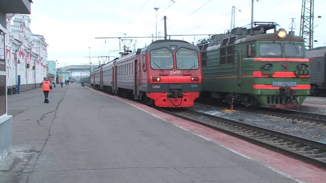 Движение поездов вологда. Электропоезд Вологда Череповец. Эд9м станция Череповец. Поезд Вологда Череповец. Железнодорожный вокзал Череповец Вологда.