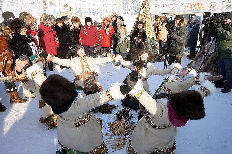 Дружба народов якутии. Праздники народов Арктики. Праздник встречи солнца у народов севера. Праздник солнца в Якутии. Чукотский праздник встреча солнца.