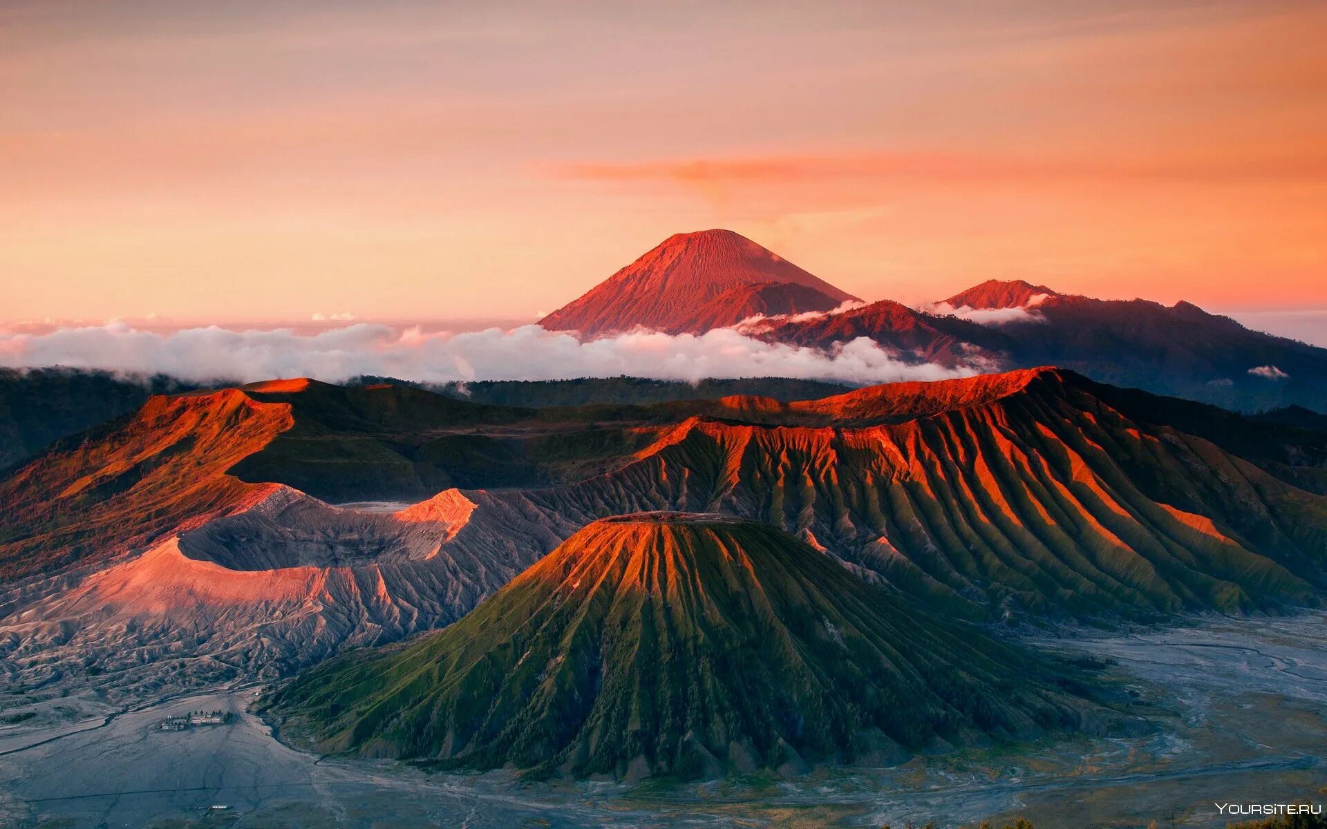 Вулкан Бромо в Индонезии. Вулкан Бромо, Индонезия, острова Ява. Ява Бромо вулканы. Вулкан Бромо извержение.