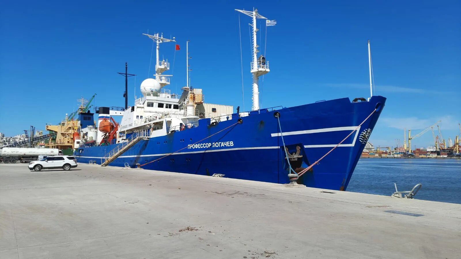 павел вавилов моряк. североморск порт. полярный моряк. полярный город в мурманской области. научно исследовательское судно профессор логачев.