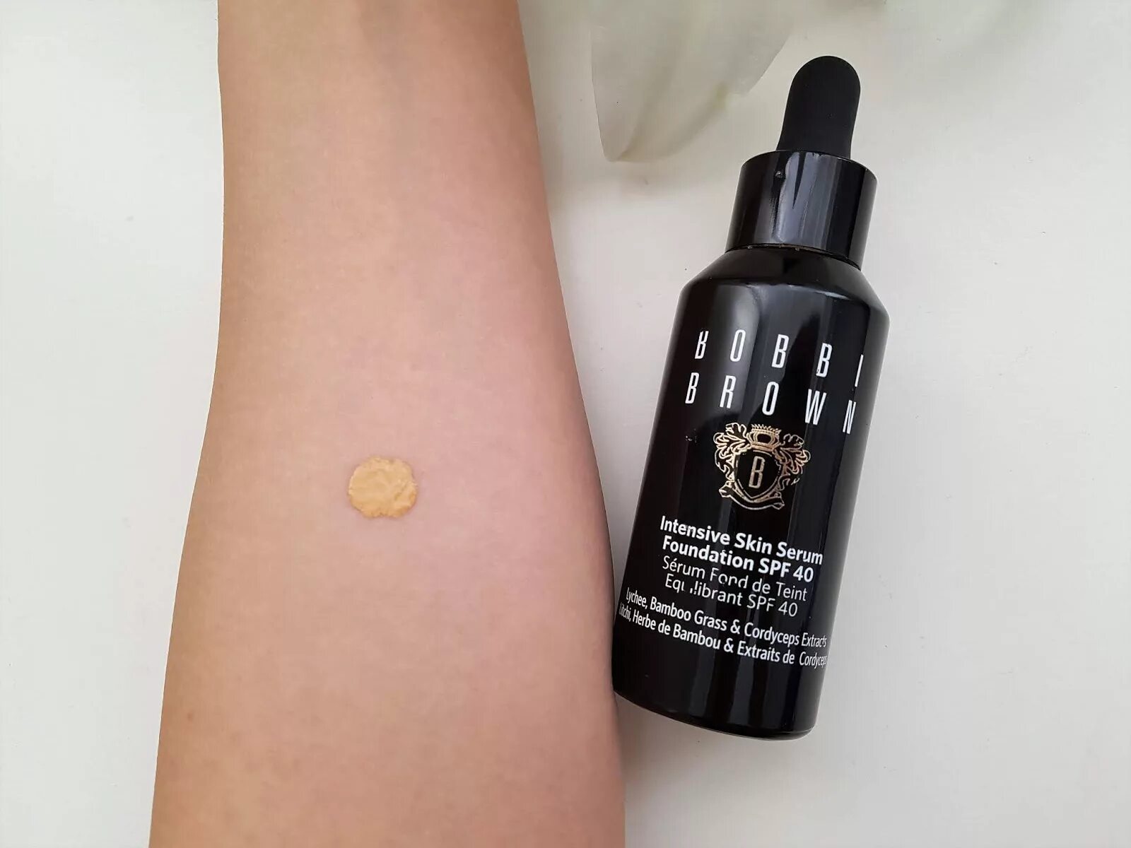Bobbi brown intensive skin serum foundation. Bobbi braun intensive skin serum. Bobbi brown intensive serum foundation spf 40 свотчи. Сыворотка с spf. Intensive serum foundation.