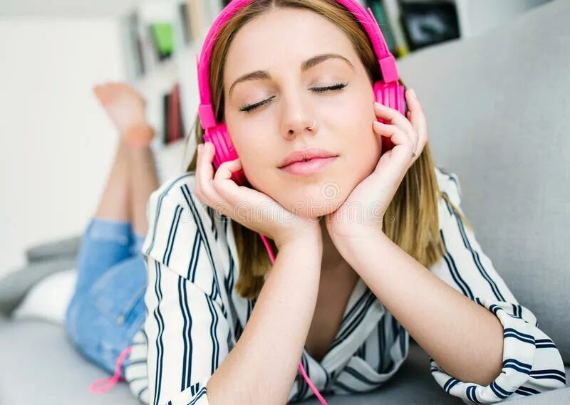 Like listening to. Женщина слушает. Прослушивание музыки дома. Женщина слушает музыку. Слушать музыку дома.