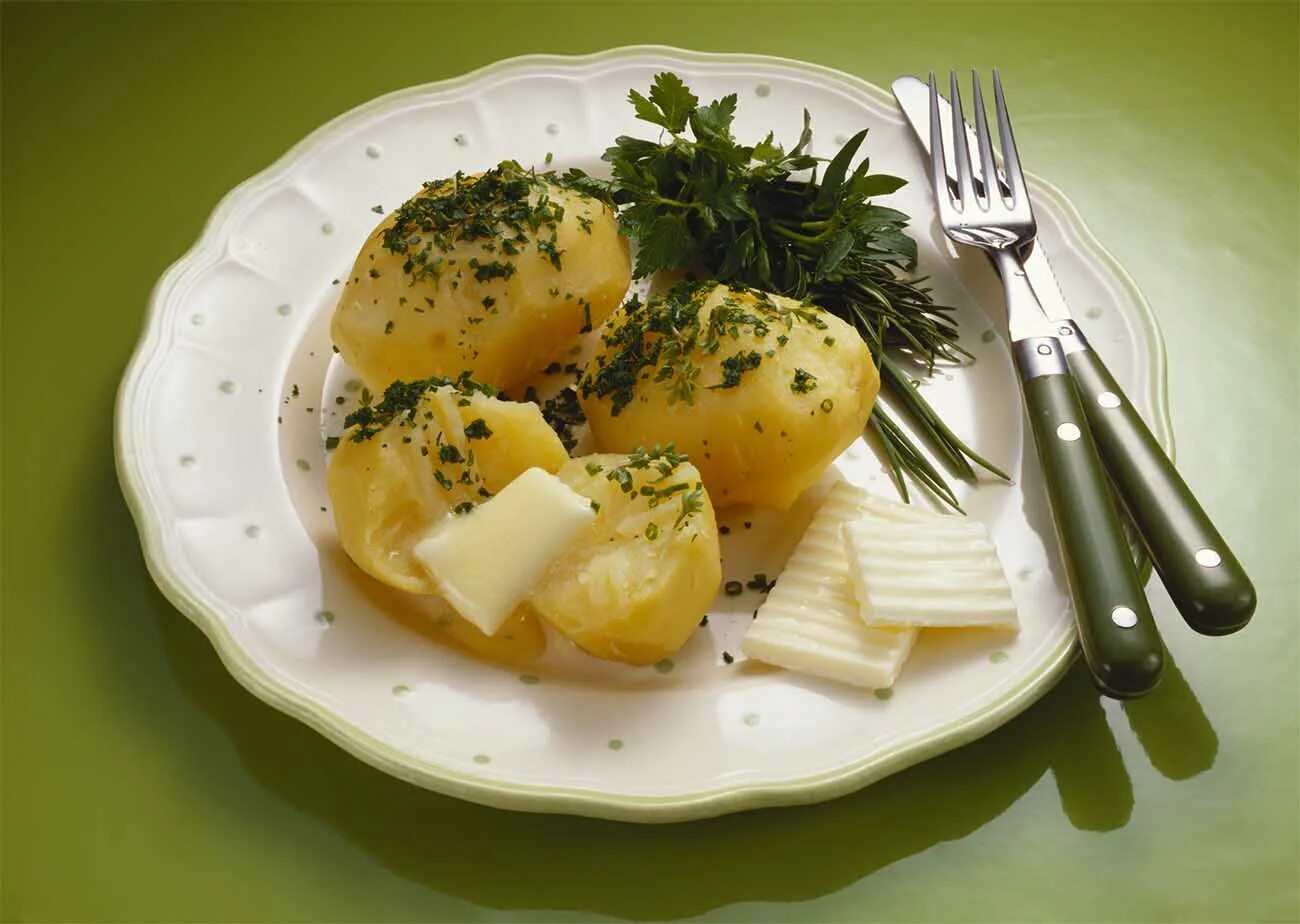 Картофель отварной. Вареная картошка. Картофель в тарелке. Картошка с маслом.