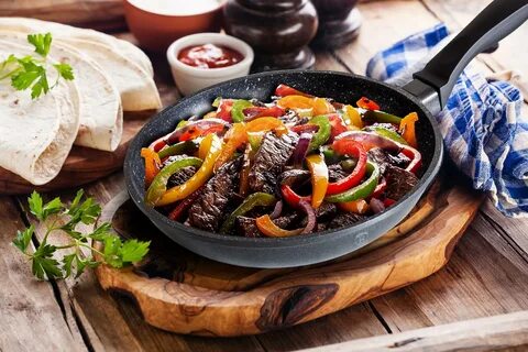 Мясная сковорода с овощами