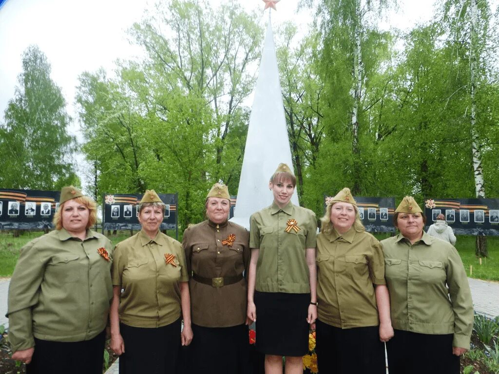 Поселок теплое Карачевского района. Посёлок тёплое Брянская область. Тепловский дом культуры Карачевский район. Митинг "Поклонимся великим тем годам".