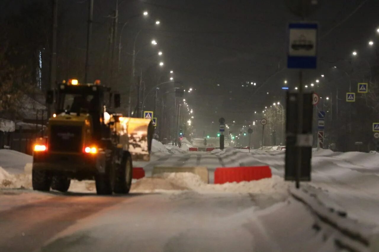 Дом 2 27 февраля 2024 ночной. Дороги в городе. Обстановка на дорогах России. Фотография предприятия по ремонту дорог. Перекрывают сибиряки в Кемерово.