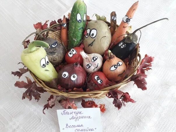 Vegetable family. Поделка овощная семейка. Осенняя композиция из овощей с глазами. Поделка осенние дары Веселые овощи. Композиция овощи с глазами.